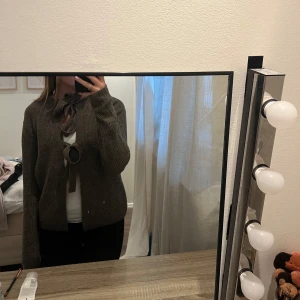 Kofta med knytdetalj - Jättefin kofta ifrån Pieces, köpt från Nelly. Storlek XS, använd enstaka gång 🤎