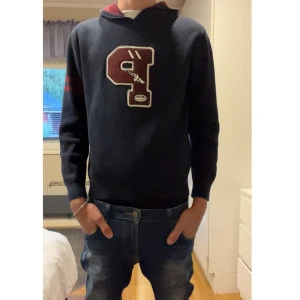 Unik Polo Hoodie - Säljer nu denna unika Polo hoodie som inte säljs längre. Den är gjort av ett mjukt material likt Kashmir. Jag är 171 och den är liten på mig. Jag skulle säga att den passar något i 160-165 ca. Ingen tecken på användning. Skriv vid funderingar