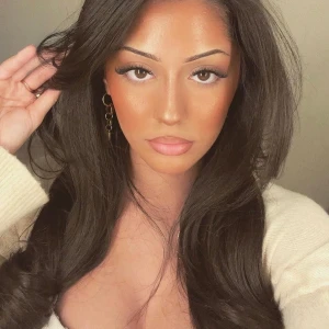 Guldiga örhängen med ringar och spikes - Snygga guldiga örhängen med hängande ringar i olika storlekar och coola konformade spikes längst ner. De har en modern och edgy vibe som verkligen sticker ut. Perfekt för dig som gillar att addera lite attityd till din stil.