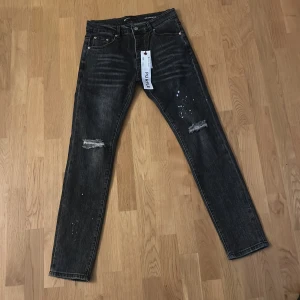 Purple brand jeans med slitningar slim fit - Säljer dessa feta purple brand jeans. Riktigt svåra att få tag på. Köpta för 3000. Riktigt feta slim fit jeans med slitningar