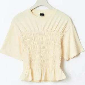 Superfin smockad topp - Använd ca 1 gång, superfin gul topp som är smockad! Mycket bra skick! xoxo ☺️💗