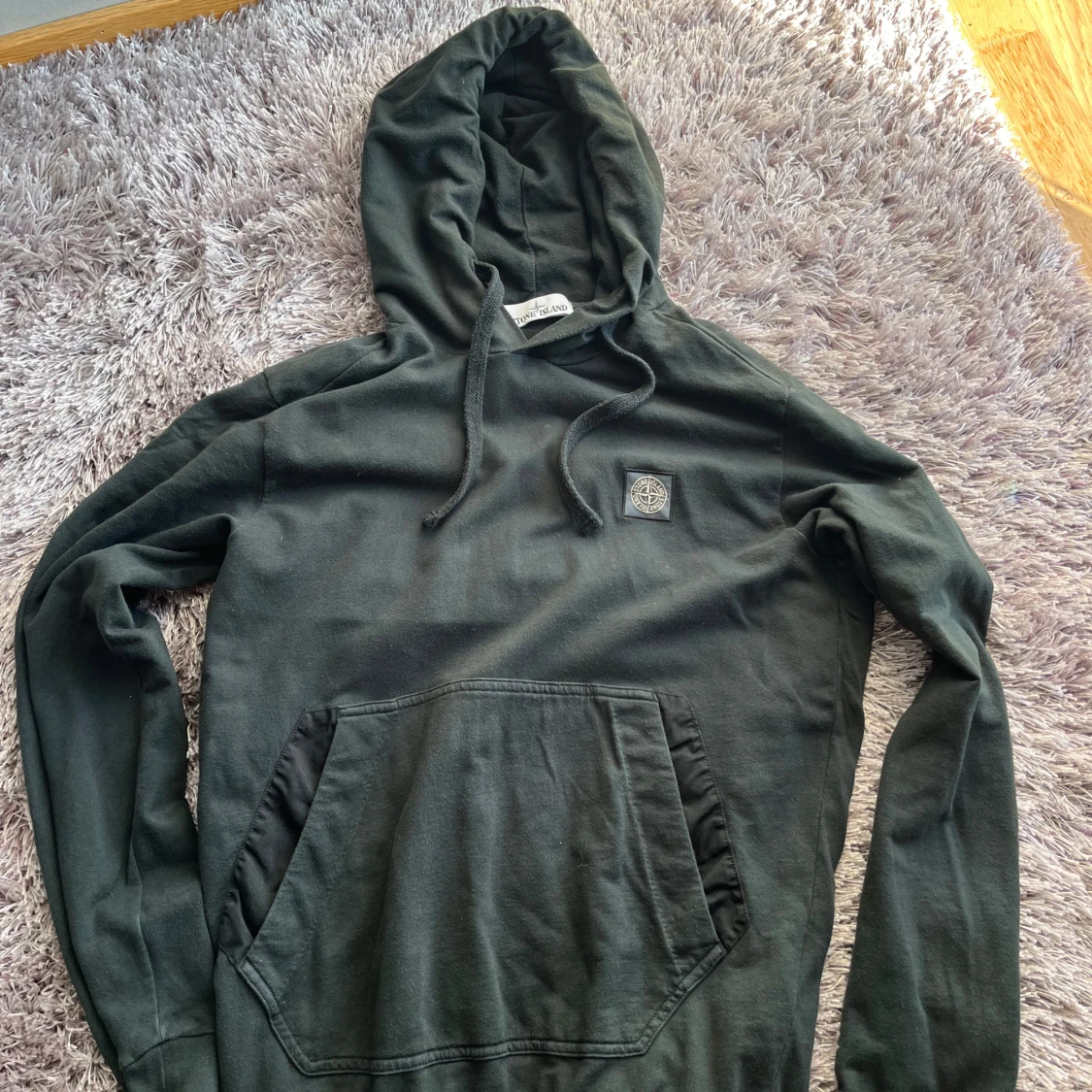 Mörkgrön hoodie från Stone Island