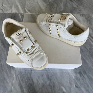 Valentino Rockstud skor  - Valentino Rockstud - Skick: Fint skick, tappat lite vit färg - Storlek 35, passar 35,5 - Tillbehör: Valentino kort - Nypris: 6000kr - TrendWardrobe