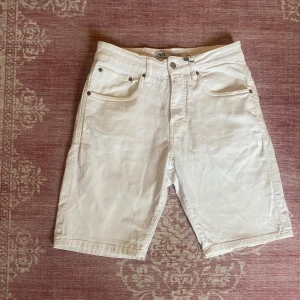 Vita Bermuda jeansshorts  - Jeansshorts med längre ben från Zara. Lite stretchigare material. 