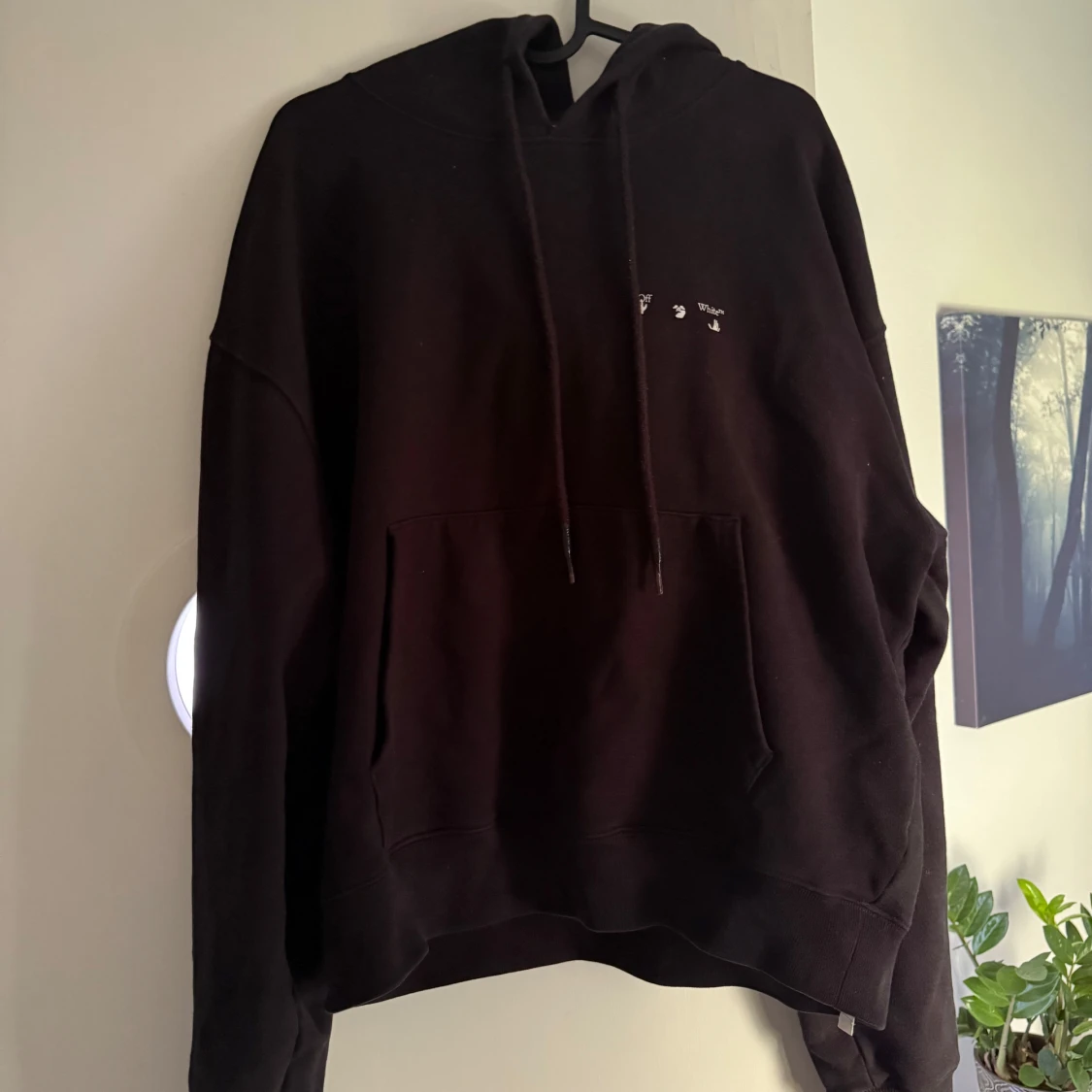 Svart Off-White hoodie med konstmotiv