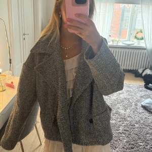 Höst jacka  - Säljer denna snygga sköna jacka som jag knappt använt. Storleken står inte men jag skulle säga att det är som en M storlek. Men om du exempelvis har en stickad tröja under så passar den mer S storleken. Vet inte märket men skulle gissa Zara. 