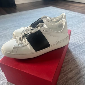 Valentino skor - Säljer ett par valentino då de ej passar mig nu! Ingår skosnöre , box och två sko påsar. Köpt på deras hemsida 