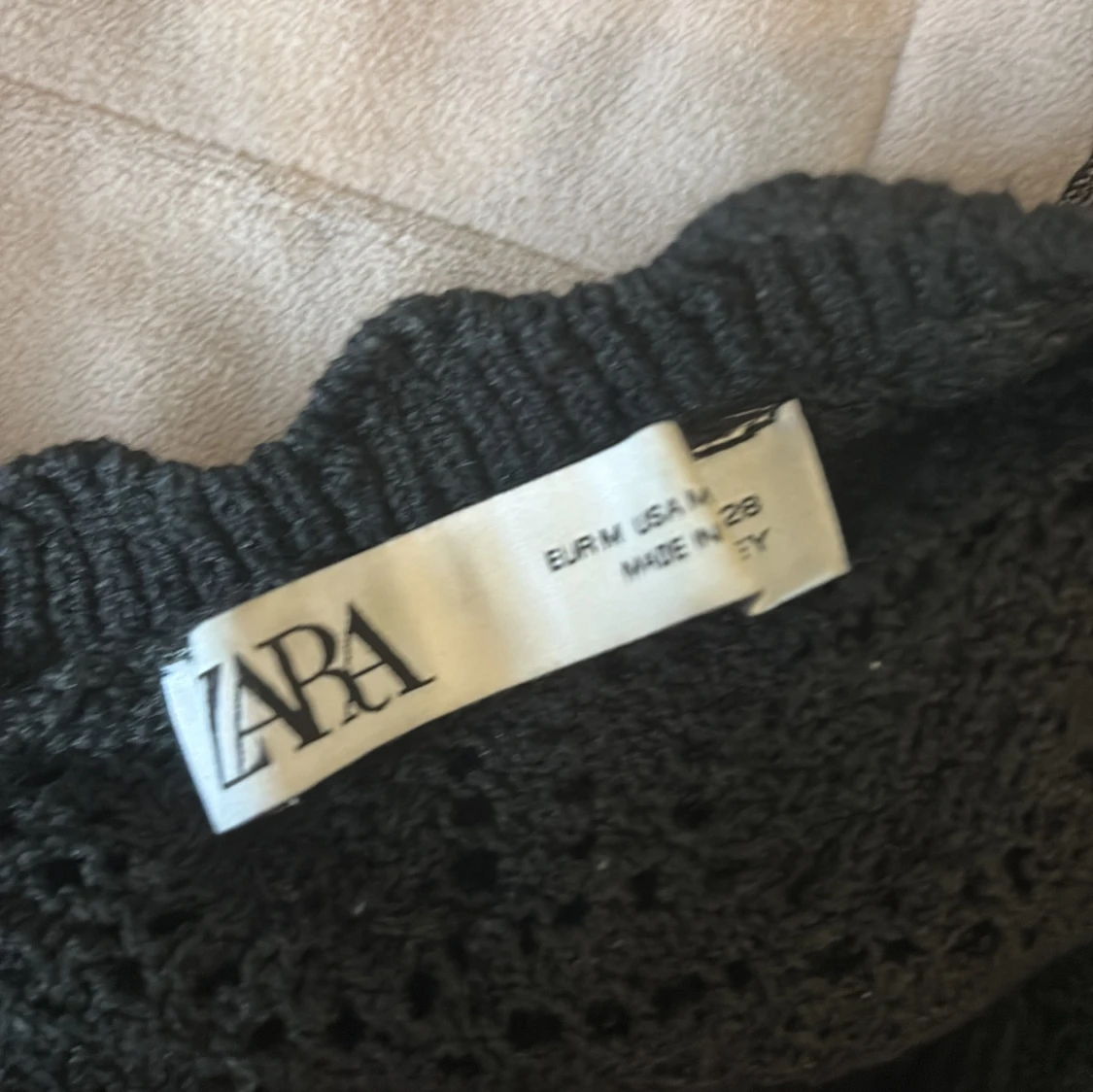 Svart spetsblus med volanger från Zara - 1