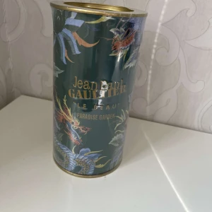 Jean Paul Gaultier Le Beau Paradise Garden 125ml - Säljer en Jean Paul Gaultier Le Beau Paradise Garden Eau de Parfum, 125ml. Flaskan kommer i en grön cylinderformad metallförpackning med guldiga detaljer och färgstarka motiv av drake, påfågel och blommor. Perfekt för dig som gillar unika designer och exklusiva dofter.