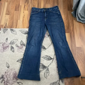 Lee Breese blå bootcut jeans W30 L31 - Snygga blå jeans från Lee, modell Breese. Dom är lågmidjade och har utsvängda ben. Dom är uppstrykta och är perfekt långa för mig som är 160cm, men om du är längre så är det bara att dra ner uppstrykningen lätt. Säljer pga att dem inte kommer till användning. Storlek W30 L31💞