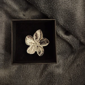 Blomma ring silver  -  GRATIS GÅVA MED VARGE ORDER!! Köp en bundle!!! Supertrendig stockholmsstil tjejer, ring silver. Gjord av stål, jag svarar och skickar alltid snabbt!