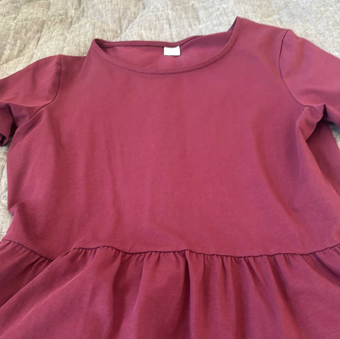 Vinröd peplum blus med volang - 1