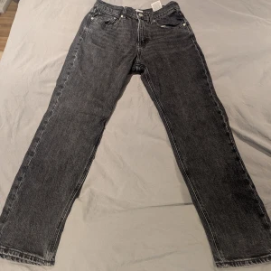 Svarta relaxed jeans Jack & Jones - Svarta jeans från Jack & Jones i relaxed fit, modell Chris. Klassisk femficksdesign, raka ben och normal midja. Jeansen är tillverkade i bomull och har en snygg tvättad finish som ger en cool vibe.