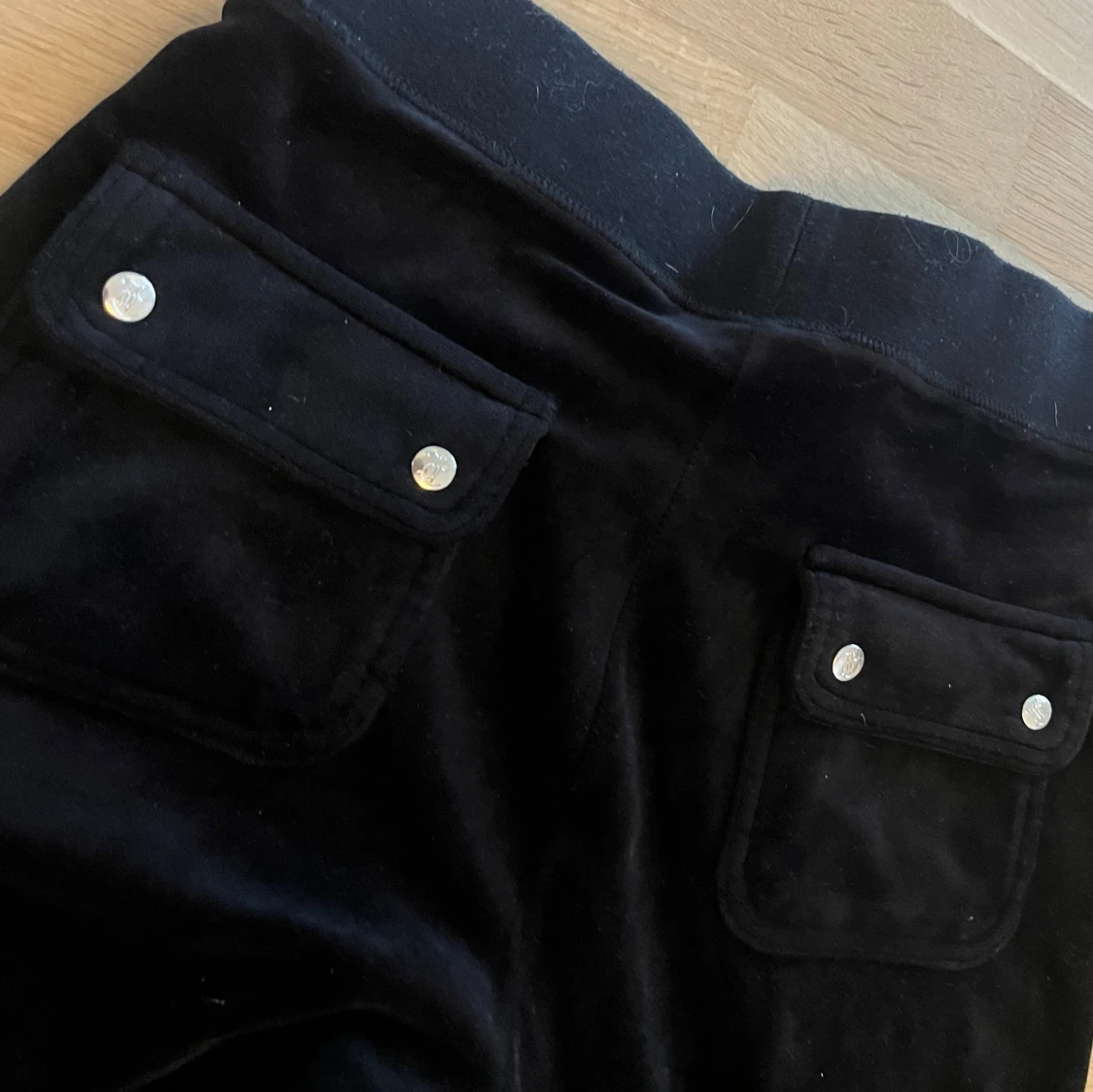 Svarta mjukisbyxor från Juicy Couture - 3