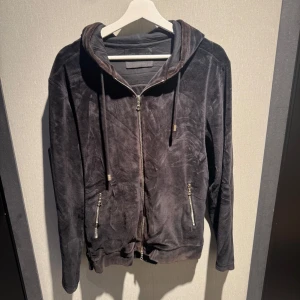  Limitato hoodie - Svart hoodie från Limitato i mjuk velour med dragkedja framtill och två fickor med dragkedja. Baksidan har en bild av Jimi Hendrix. (Tröjan är solblekt)