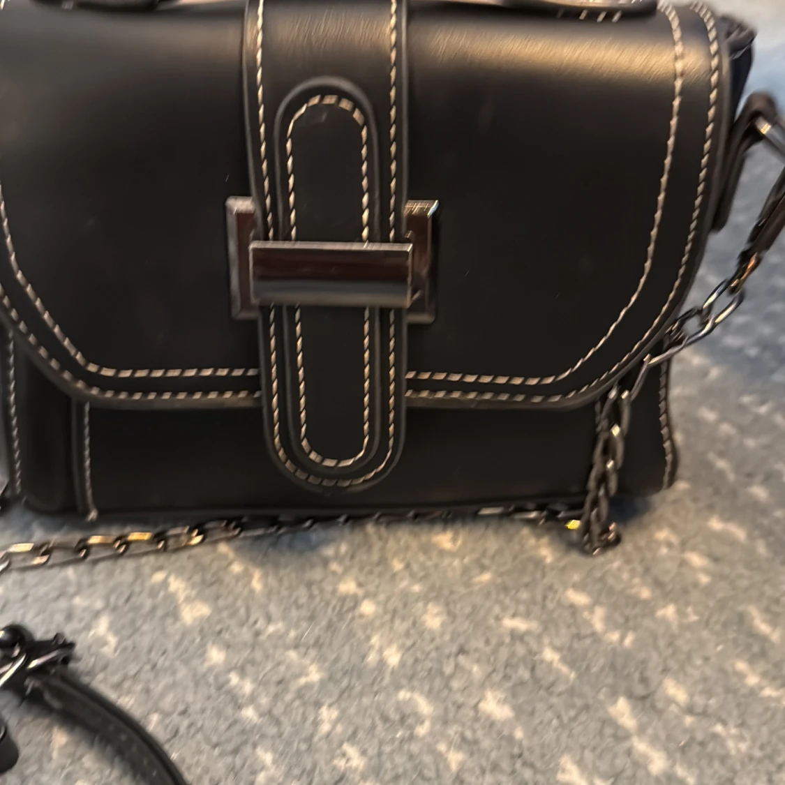 Svart axelväska med kedja och vita sömmar - 1