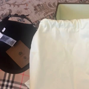 Burberry keps ny - Mycket fin burberry keps annvänd väldigt kort tag köpt för ca 3 veckor sen säljer för ja har köpt Gucci keps o denna bara ligger hemma . Storlek m snabbaffär pris diskuteras 