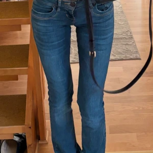 Ltb low waist bootcut jeans W25L36 - Snygga blå jeans från LTB med klassisk femficksdesign och kontrastsömmar. LTB VALERIE - Jeans bootcut - welda Jätte fina långa Lågmidjade jeans. Går ändå ner till makten för mig som är 182 cm lång. Tyväär blivit lite för tajta💕 storlek W25L36. Köpta för 900kr