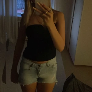 jeans shorts  - snygga jeans shorts som jag säljer pg av att dom är för små, dom har snygga slitningar och cleana, kostar över 1000kr nya