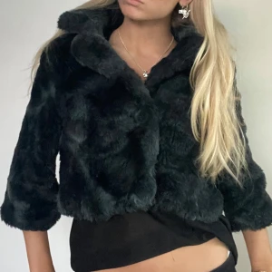 Mörkgrön päls bolero  - Följ för liknande plagg💘grön fluffig bolero i storlek S! Kan användas som jacka eller kofta! Super till våren och mycket gosig. Bra skick! Tryck köp nu! Art.nr: TK-FP-0005