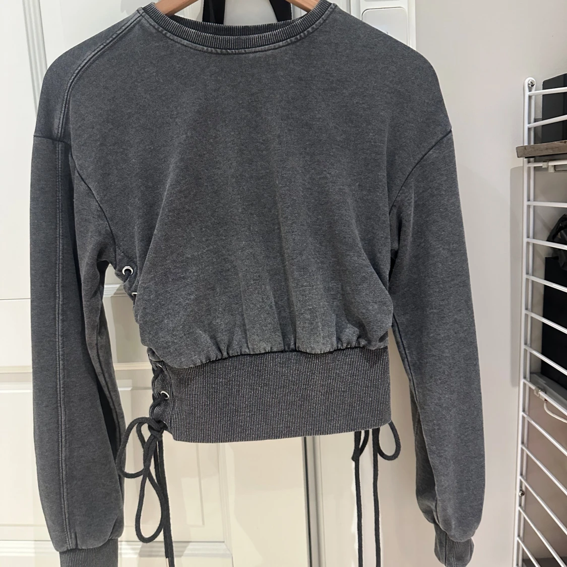 Mörkgrå croppad sweatshirt med snörning - 2