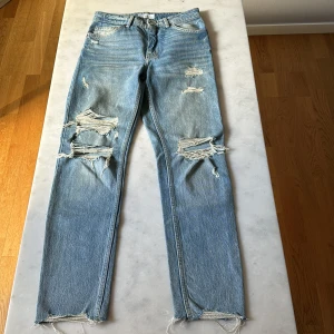 Ljusblå ripped jeans från Bershka - Säljer ett par ljusblå mom jeans från Bershka. 