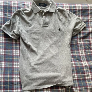 Ralph lauren pike  - Oanvänt skick storlek M. Köpte den här på Plick men den vart lite stor så nu säljer jag vidare den. 
