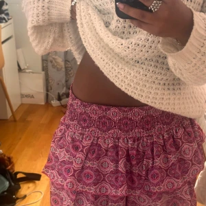 mönstrad volangkjol - Säljer denna fina mönstrade kjolen från Meet me there! Insydda shorts så väldigt smidig!