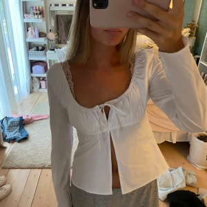 Blusskjorta - Jättefin blus topp i skjortmaterial med resår och knyt vid bröstet!