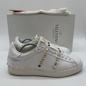 VALENTINO ROCKSTUD SNEAKERS - Valentino rockstud sneakers - Skick: 9,5/10 - Storlek 40,5 - Tillbehör: Box & Dustbag & Kort - Nypris 7700kr - Hör av dig vid minsta fundering / Deluxecloset