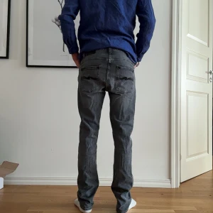 Nudie jeans - Säljer dessa feta nudie jeans! | de är i väldigt fint skick och sparsamt använda | W31 L32 | skriv vid frågor och funderingar! | som alltid skickar jag inom 24h📦