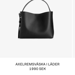 Svart Arket väska! - Jätte snygg arket väska!! Den är gott skick i sig, tyvärr kan bandet lossna, har hänt mig 2 gånger tidigare, men det går att lösa. Inga andra defekter på själva väskan❣️ny pris 1990kr