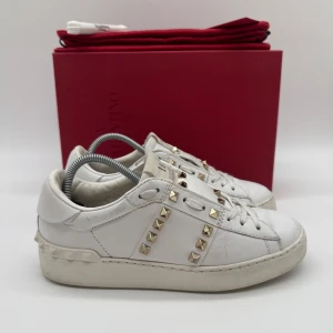 VALENTINO ROCKSTUD SNEAKER - Valentino rockstud sneakers - Skick: 8,7/10 - Storlek 37 - Tillbehör: Box & Dustbag - Nypris 7700kr - Hör av dig vid minsta fundering / Deluxecloset