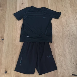 Under armour träning set - Hej, säljer nu mitt under armour träning set då jag beställde det och det tyvärr inte passade. Storlek är L men passar nog bättre som M. Pris kan diskuteras vid snabb affär. Hör av dig vid frågor 🤗