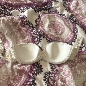 Vit bandeau bh från H&M 75A - Säljer en vit bandeau bh från H&M i storlek 75A. Toppen är axelbandslös med slät form och lätt vadderade kupor. Materialet är mjuk polyester med stretchig elastan för skön passform. Perfekt för dig som vill va bekväm med underkläderna!