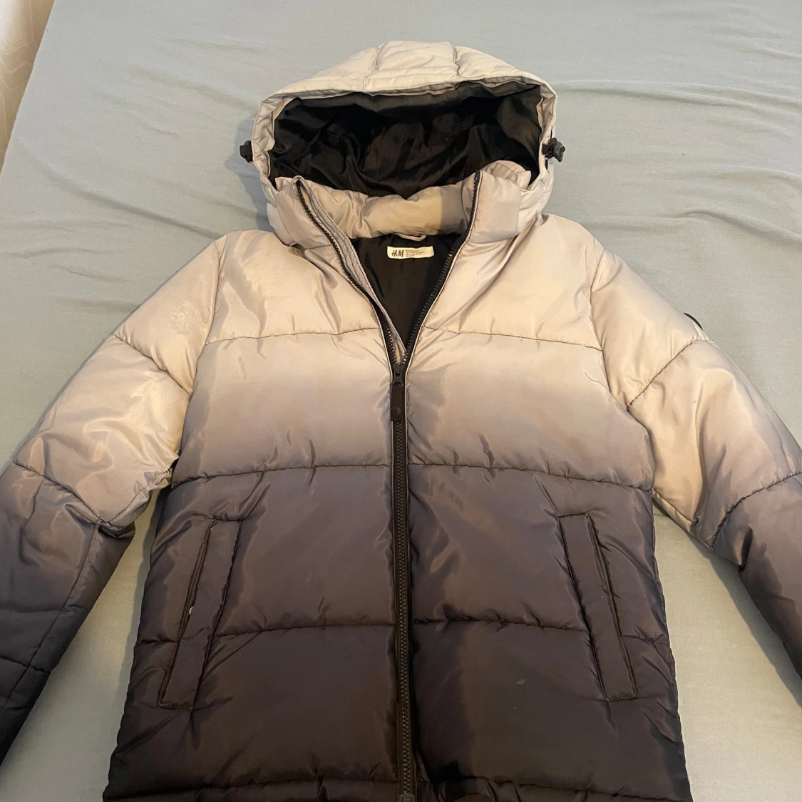 Grå pufferjacka från H&M med huva - 1