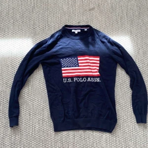Mörkblå tröja U.S. Polo Assn. M - Go tröja från us polo assn, storlek M! Tröjan är i fint skick! 