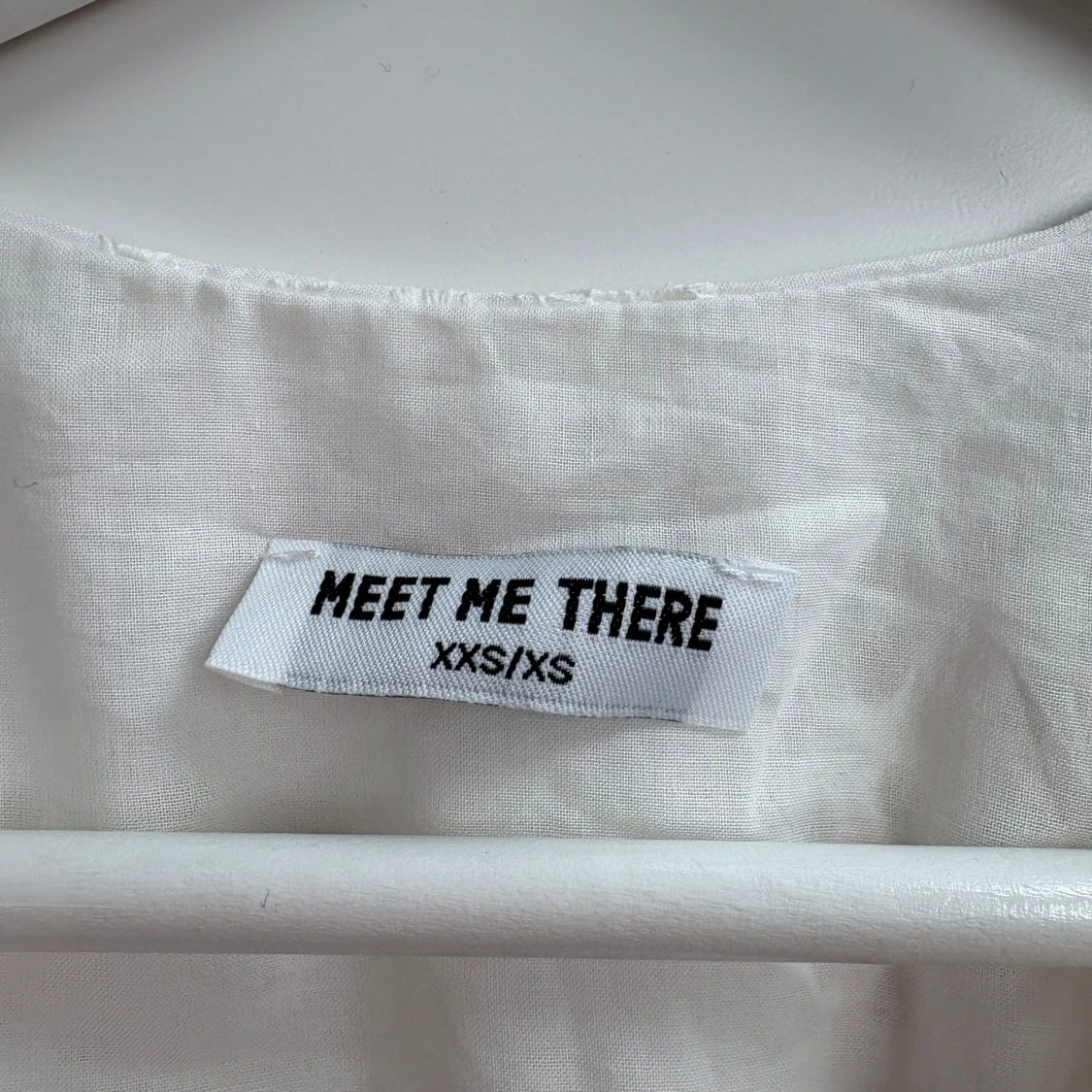 Vit kort klänning med volanger - 1