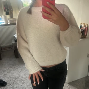 Ljus fluffig stickad tröja från Lindex - Supermjuk och fluffig ljus stickad tröja från Lindex med rund hals. Tröjan har ribbade muddar vid ärmslut och nederkant, och är i en krämvit ton som passar till allt. Är i storlek 146-152 men jag kan fortfarande ha den som S💗💗