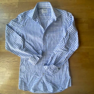 Blårutig skjorta från Stenströms - Snygg skjorta från Stenströms i blårutigt mönster. Tillverkad i mjuk och lyxig bomull, med klassisk krage och knappar framtill. Långärmad modell som passar perfekt till jeans eller chinos. Skjortan har en stilren och fräsch look som är enkel att matcha.