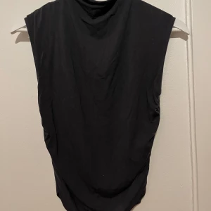 Svart och beige toppar  - Köp båda för 100, går även bra att köpa bara ett. Supersköna linnen från Gina, storleken är M men passar S också. Aldrig använda🤎