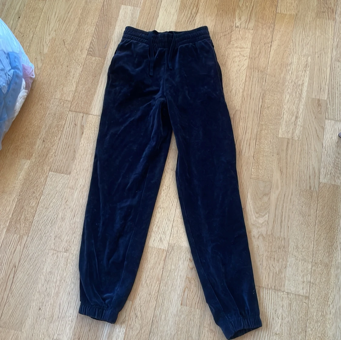 Svarta velourbyxor från C XS