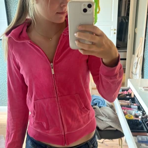 Rosa zip-hoodie med fickor - Säljer en snygg rosa hoodie med dragkedja och huva från Cubus. Jackan har två stora fickor framtill och ribbade muddar vid ärmslut och nederkant. Perfekt för chill dagar och enkel att matcha med jeans e