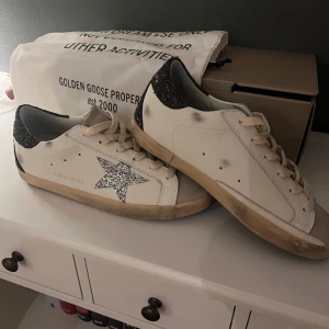 Golden Goose - Säljer mina superfina golden goose då de tyvär inte passade. Skorna är endast testade💕
