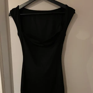 Kort svart klänning - Kort svart klänning , tight i stl Xs/S