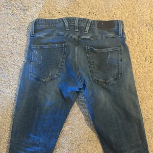 Replay Anbass  - Replay Anbass jeans, storlek w29 o längd 32, hyfsat bra skick finns mycket kvar o ge, lägg bud eller köp direkt!!