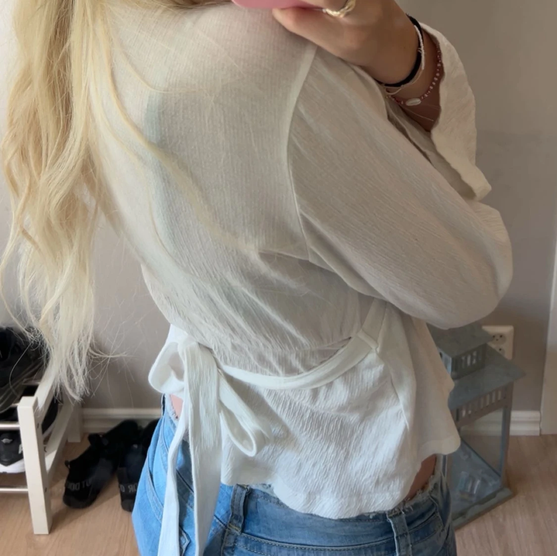 Vit omlottblus med knyt i midjan - 1