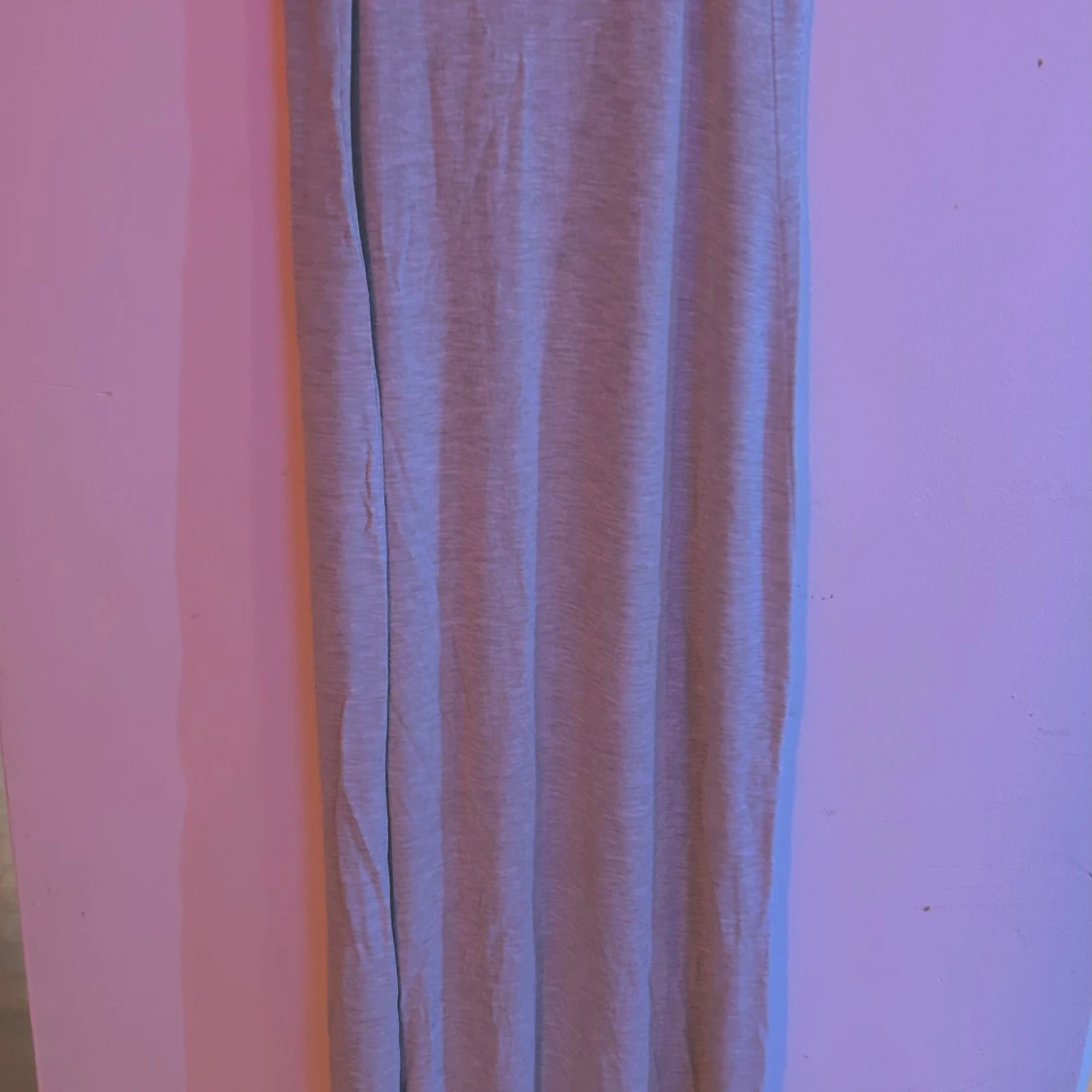 Grå långklänning med smala axelband - 1