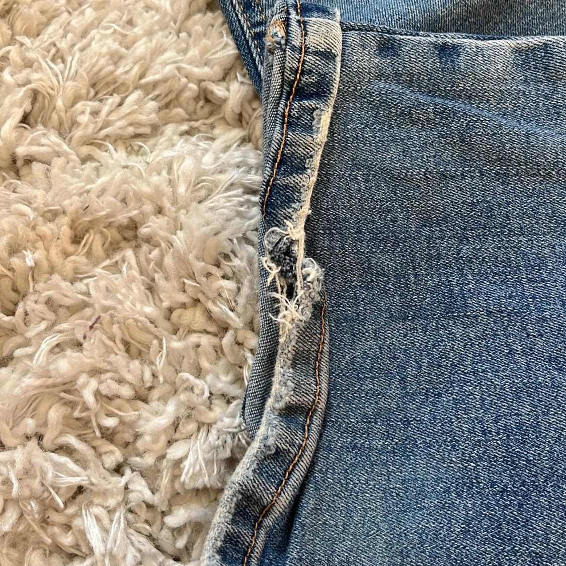 Blåa botcut jeans - 1