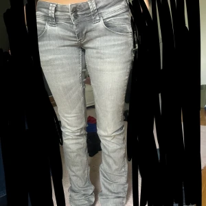 Lågmidjade Pepe jeans  - Ljusgråa Pepe jeans i modellen venus straight. De är i storlek W27/L34 och dem är knappt använda, jeansen är som nya och i mycket bra skick. Skriv privat för fler frågor. ❤️